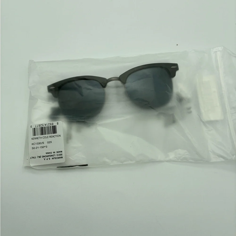 NWT Kenneth Cole black sunnies